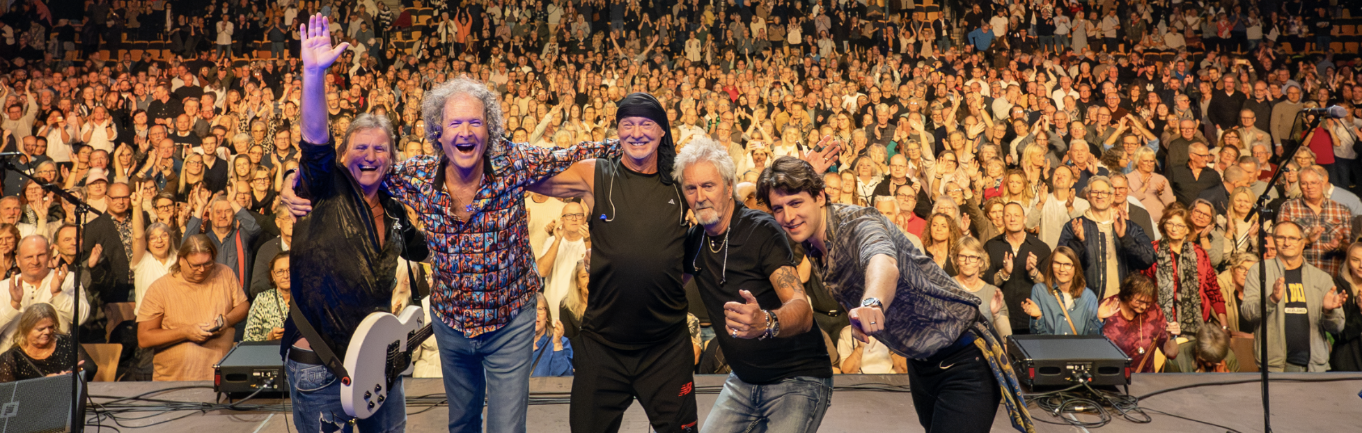 Smokie in front of a full arena